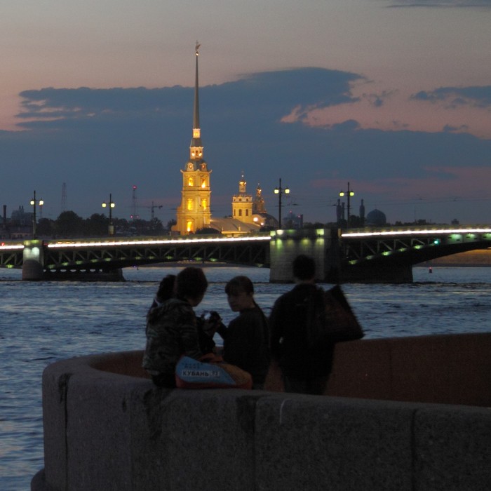 Группв молодых людей на фоне Петропавловской крепости